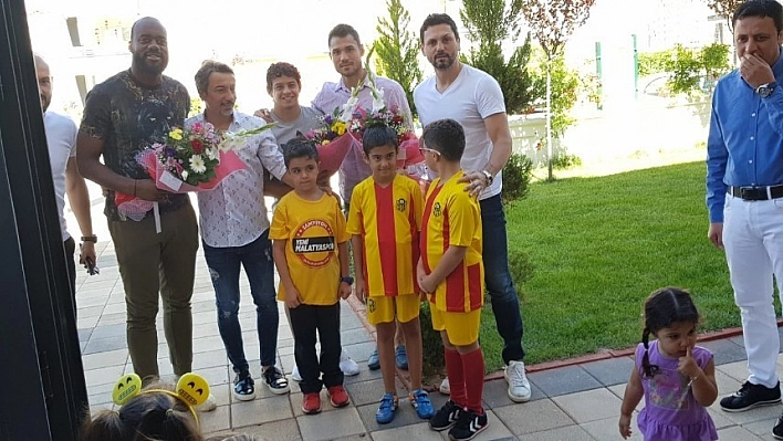Evkur Yeni Malatyasporlu futbolcular öğrencilerle bir araya geldi 