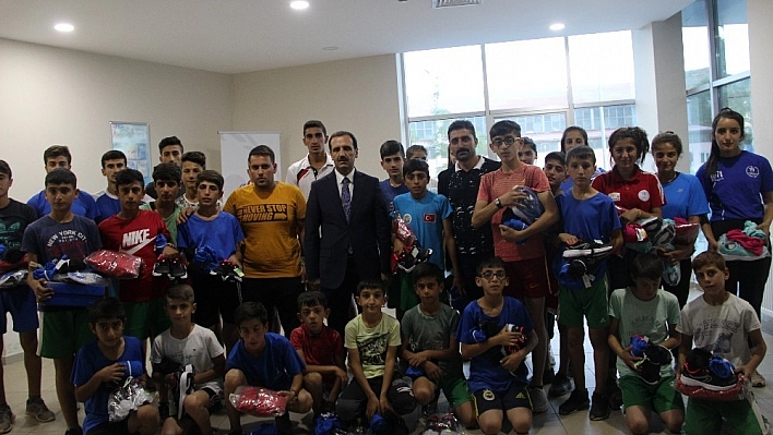 Solhan'da sporculara malzeme desteği 