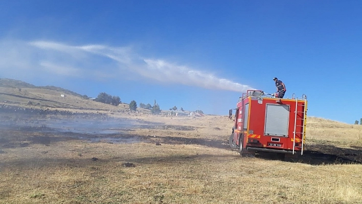 Bingöl'de toprak altından çıkan duman tedirgin etti 
