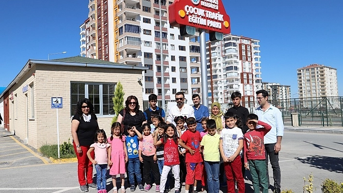 Öğrencilere trafik eğitimi veriliyor 