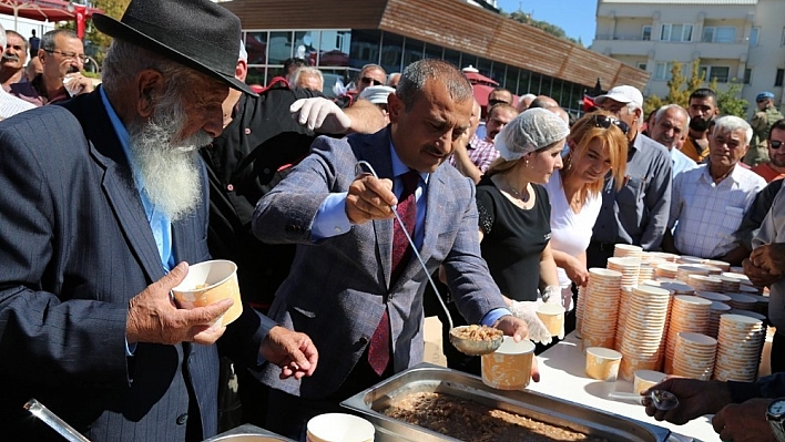 Vali Sonel, vatandaşlara aşure ikram etti 