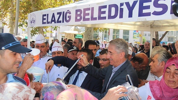Elazığ'da 3 bin kişiye aşure dağıtıldı 