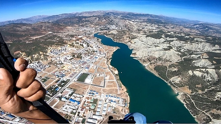 Tunceli'de paraşütçülerin deneme uçuşları nefes kesti 