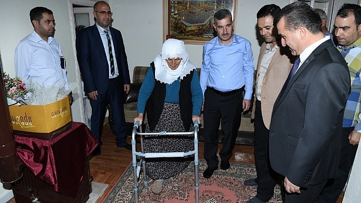 Çınar'dan 81 yaşındaki Hidayet Teyze'ye ziyaret 