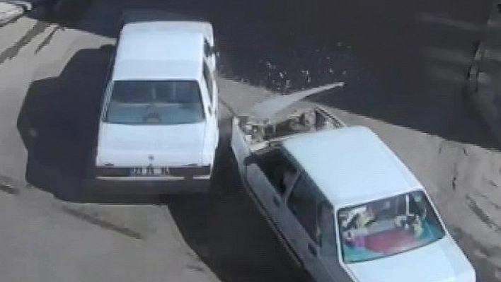 Otomobilin bebek arabasıyla yürüyen çifte çarptığı o anlar kamerada 