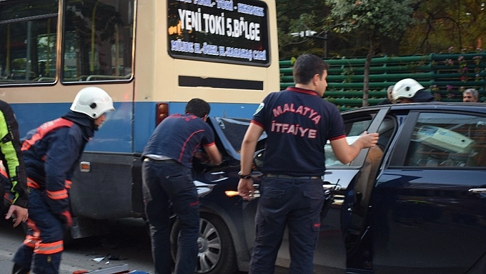 Otomobil minibüse çarptı: 1 yaralı 