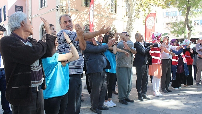 Gençler ile yaşlılar egzersiz yaptı