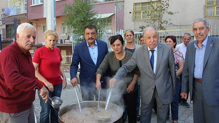 Ataköy Mahallesi'nde bin kişiye aşure 