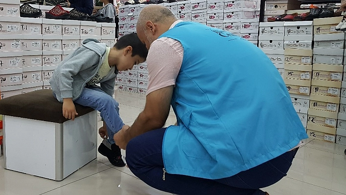 470 çocuğa ayakkabı hediye edildi 
