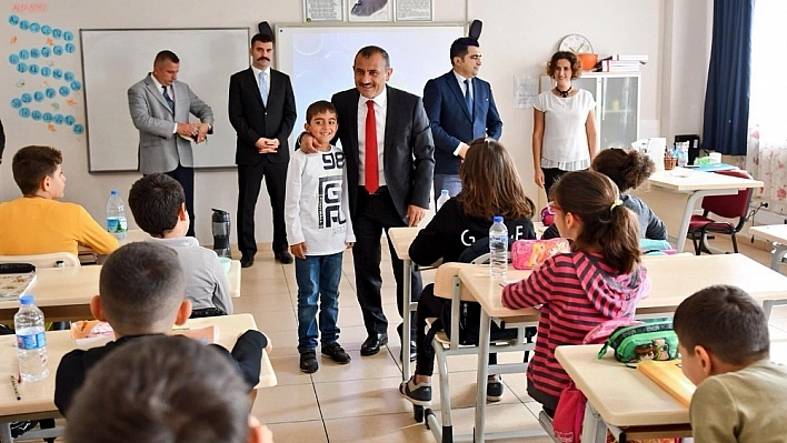 Vali Sonel, okul ziyaret etti çocukların isteklerini yerine getirdi 