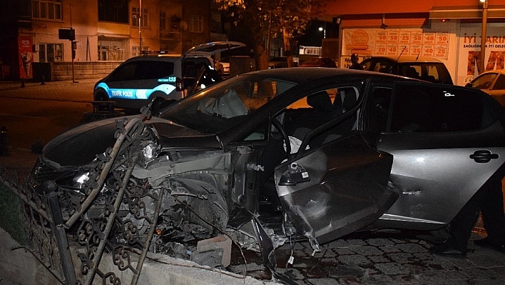 Kiraladığı araçla 2 direği yerinden söken sürücü ağır yaralandı 