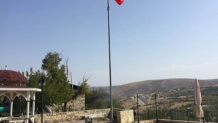 Arapgir'e dev Türk Bayrağı dikildi 