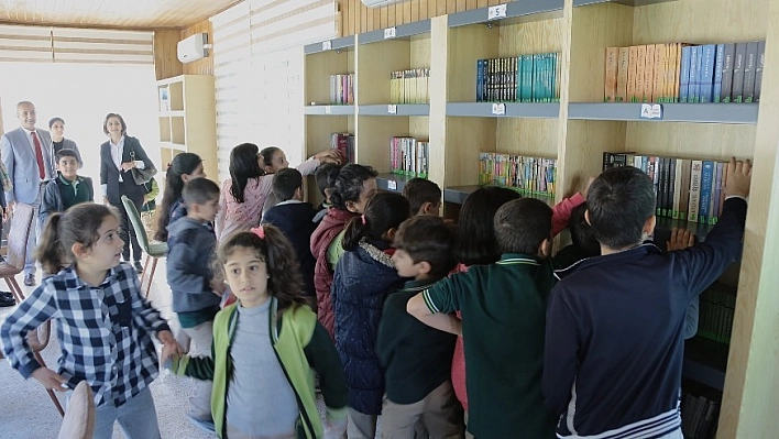 Millet kıraathanesinde oluşturulan kütüphaneye yoğun ilgi 