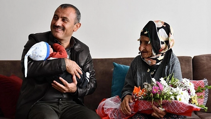 Vali Sonel'den cumhuriyetle yaşıt nine ve dedelere anlamlı ziyaret 