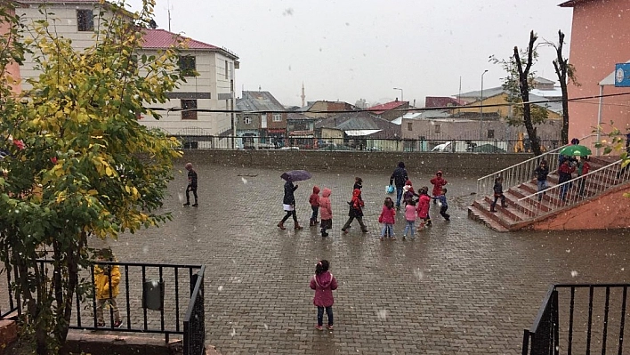 Karlıova'da kısa süreli kar yağdı, kaza meydana geldi 