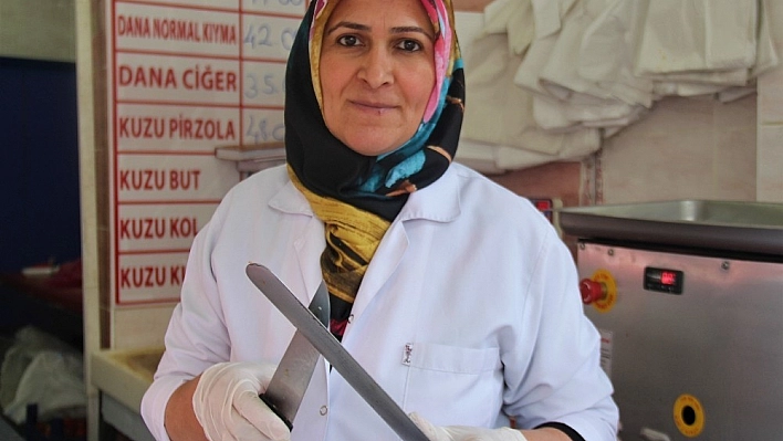 Kasap kocasının 25 yıllık mesleğine ortak oldu 