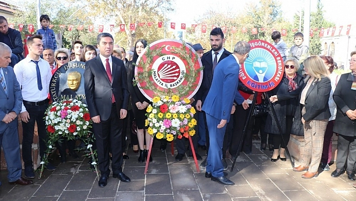 CHP anıta çelenk sundu 