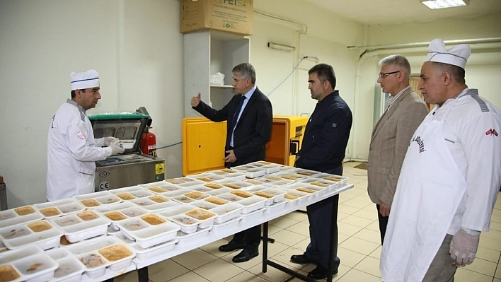 Elazığ Belediyesinden 'Bereket Sofrası' ile sıcak aş 
