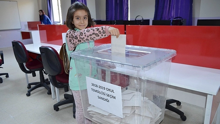 Öğrenciler sandık başına gitti, oy kullanıp temsilci seçti 