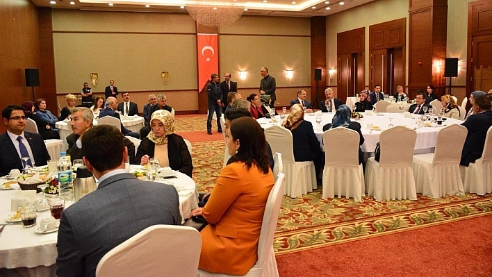 Vali Kaban onuruna veda yemeği düzenlendi 