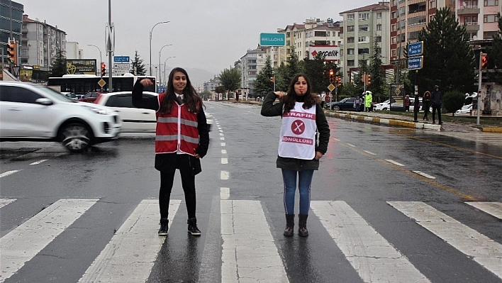 Öğrencilerden  Emniyet Kemeri Uyarısı