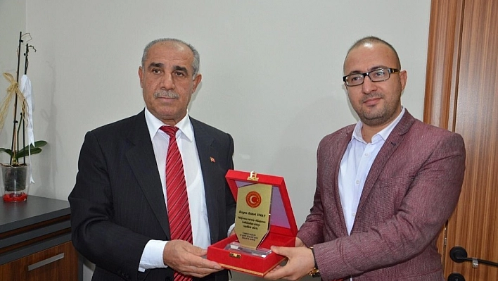 Şehit derneğinden Unat'a teşekkür plaketi 