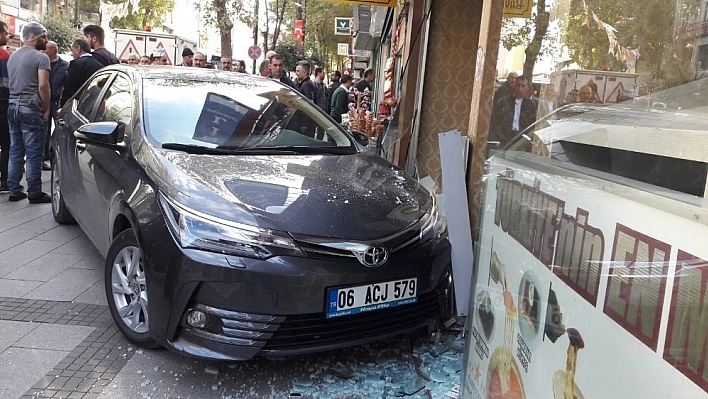 (DÜZELTME) Sürücüsü direksiyon başında rahatsızlanan araç iş yerine daldı 