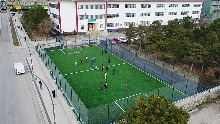 Elazığ'da 29 okula halı saha 