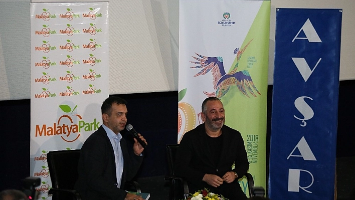 Cem Yılmaz esprileriyle yine kırdı geçirdi 