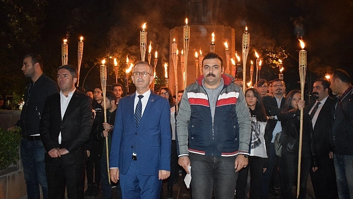 CHP Gençlik kollarından Ata'ya saygı nöbeti 