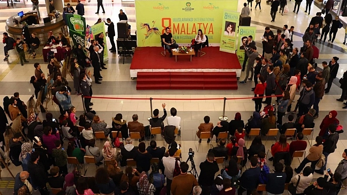 Oyuncu İpek Tuzcuoğlu 'Minder Söyleşileri'nin konuğu oldu 