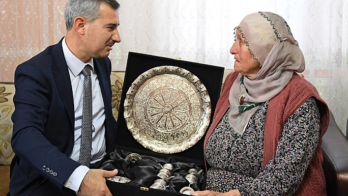 'Tut Elimden' projesi ile engelli vatandaşlara hizmet veriliyor 