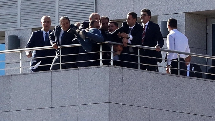 TBMM'den atlamak isteyen genci Fendoğlu ve beraberindekiler ikna etti 