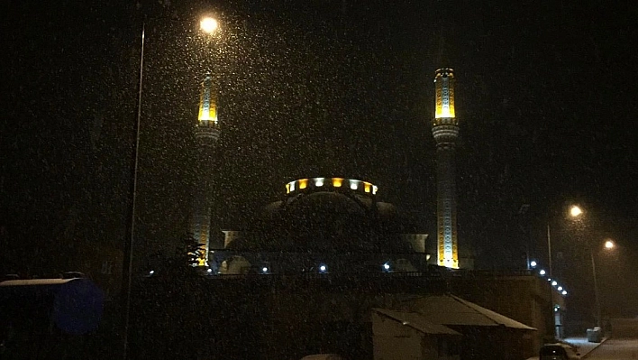 Bingöl'ün ilçelerinde kar yağışı 