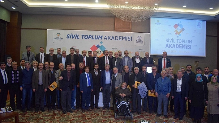 STK Akademisi öğrencileri sertifikalarını törenle aldı 