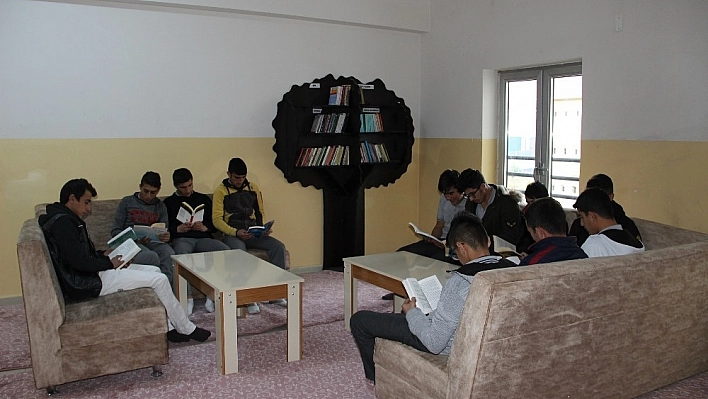 Öğrencilerin kitaplığı, bağış kitaplarıyla doldu 