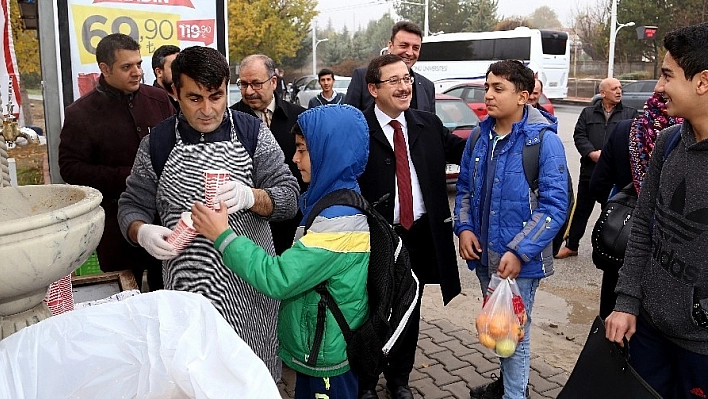 Öğrencilerin içi sıcak çorbayla ısınıyor 