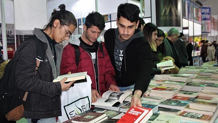 Elazığ'da kitap fuarı yoğun ilgi görüyor 