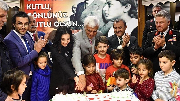 Vali Sonel'den 24 öğretmene Prag gezisi jesti 