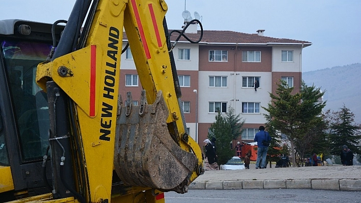 Dükkanları yıkılmaya çalışılan kadın 3. kattan atlamak istedi 