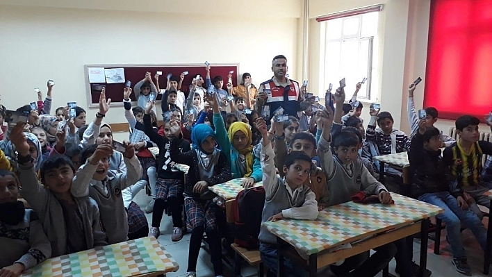 Bingöl'de jandarma ekipleri, öğrencileri bilgilendirdi 