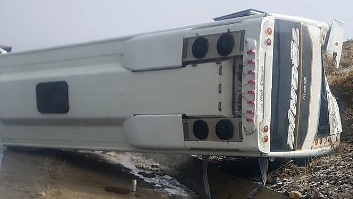 Bingöl'de midibüs devrildi:3 yaralı 