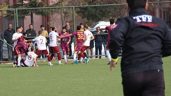 Futbolcular kavga etti, 5 kırmızı kart çıktı