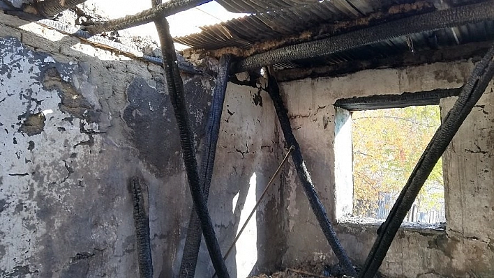 Çıkan yangın evi kullanılamaz hale getirdi 