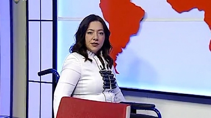 Haberleri tekerlekli sandalye ile sundu 