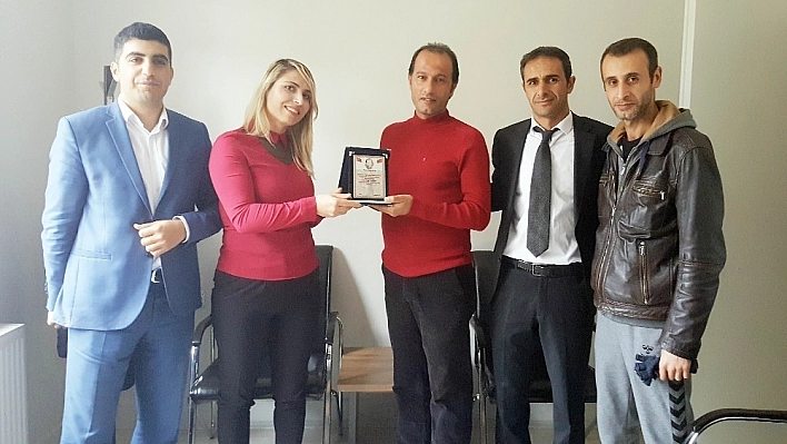 İHA muhabirine eğitim ve tanıtıma destek plaketi 