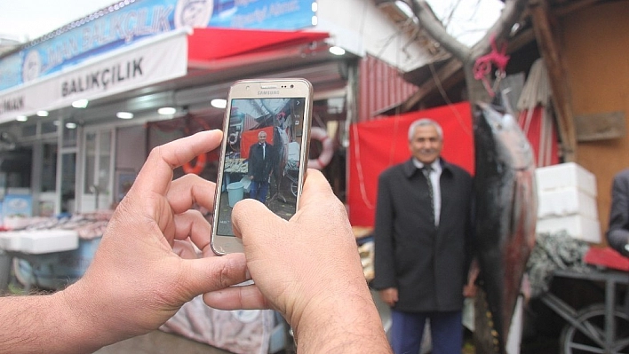 2 metrelik orkinos ve kılıç balığını gören fotoğraf çektiriyor 