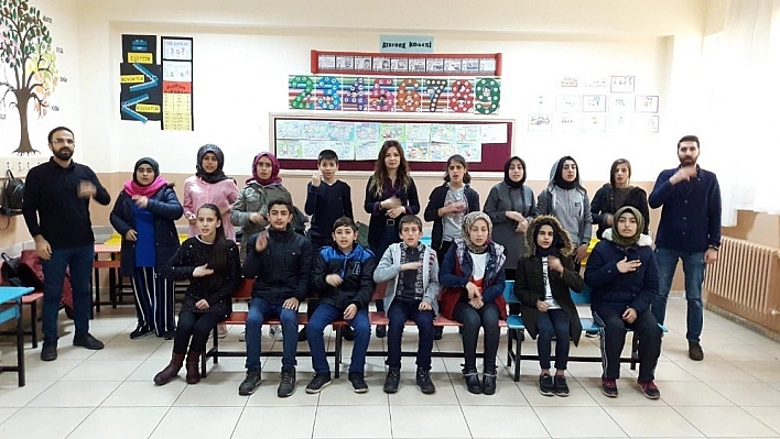 Bingöl'de öğretmen ve öğrencilerin çalışması duygulandırdı 