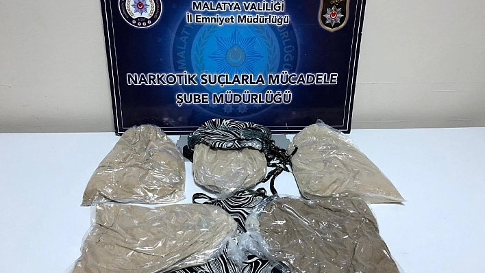 Kadının vücuduna sardığı 4 kilo eroin ele geçirildi 
