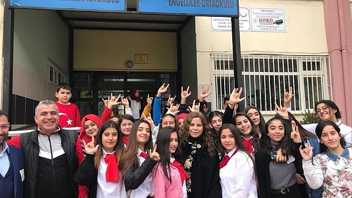 Öğrencilerden anlamlı davranış 